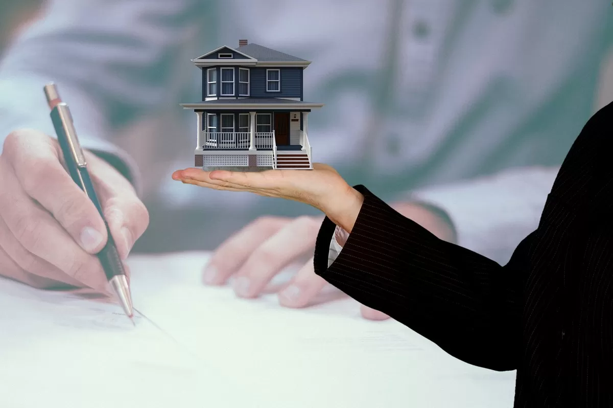 Are There Any Advantages to Selling a House